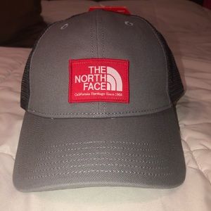 NWT The North Face trucker hat Grey and black